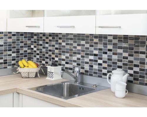 Chiuvetă de bucătărie cu robinet, perete cu mozaic, râșniță de cafea și veselă pe un blat de lucru.
