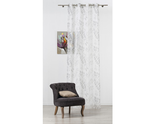 Ambianță decorativă de living cu draperie, fotoliu și tablou