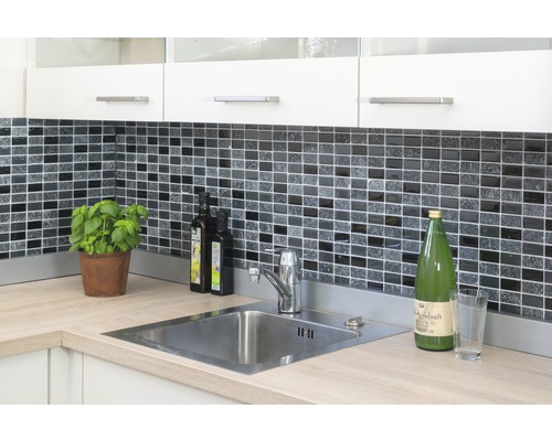 Chiuvetă de bucătărie cu baterie și perete cu mozaic