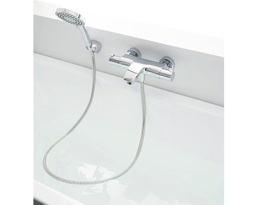 Baterie de baie montată pe perete cu cap de duș și furtun