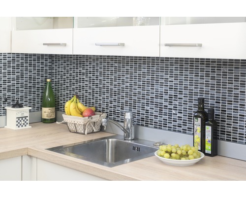 Scenă de bucătărie cu chiuvetă, robinet, mozaic și ustensile de bucătărie