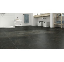 Baie cu gresie închisă la culoare, chiuvetă și duș.