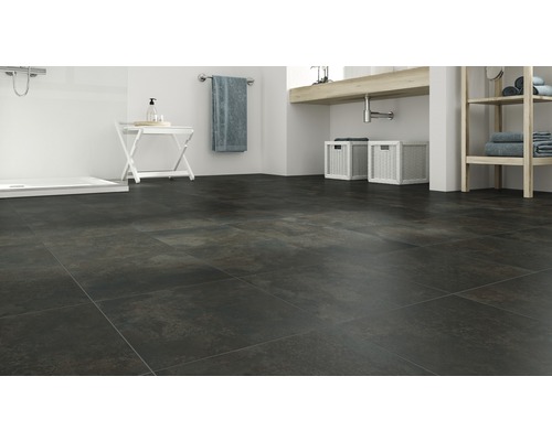 Baie cu gresie închisă la culoare, chiuvetă și duș.