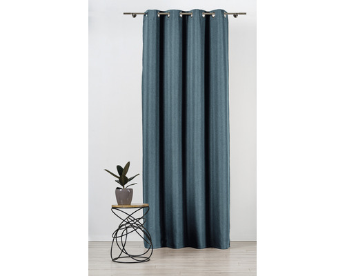 Perdea cu inele din material textil pe bară de perdea cu măsuță laterală și plantă