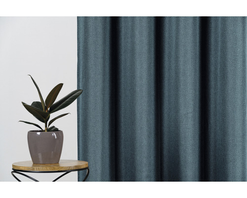 Șaluri decorative și plantă de interior pe o masă mică