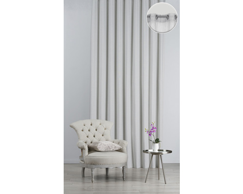 Cortină decorativă, deschisă la culoare, cu bride, lângă un fotoliu și o masă