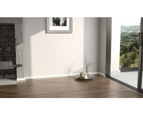 Interior cu podea din lemn, șemineu, decorațiuni și vedere spre verdeață