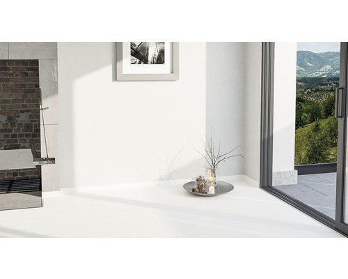 Cameră luminoasă cu gresie albă, duș, elemente decorative și vedere spre exterior