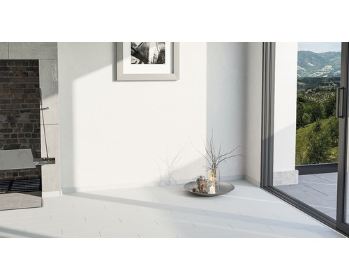 Cameră luminoasă cu podea cu gresie, șemineu zidit și vedere spre verdeață