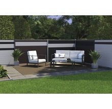 Grădină cu paravan de intimitate și zonă de relaxare