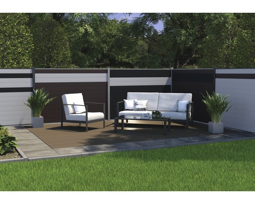 Grădină cu paravan de intimitate și zonă de relaxare