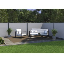 Scenă de grădină cu paravan de confidențialitate, zonă de relaxare și plante