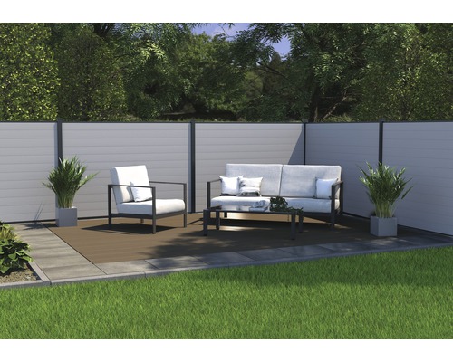 Scenă de grădină cu paravan de confidențialitate, zonă de relaxare și plante