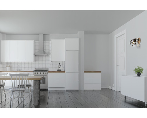 Bucătărie luminoasă cu dulapuri albe, masă din lemn și lampă de perete cu design tip cușcă