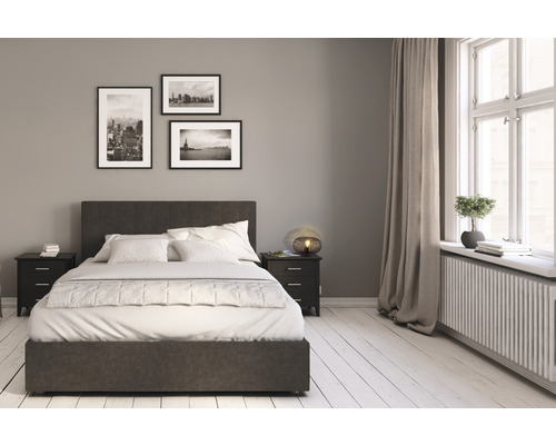 Dormitor cu pat, noptiere și decorațiuni