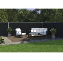 Scenă de grădină cu paravan de confidențialitate, zonă de relaxare și plante