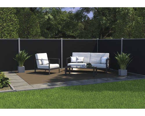 Scenă de grădină cu paravan de confidențialitate, zonă de relaxare și plante