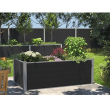 Jardinieră supraînălțată din plastic cu diverse plante în grădină