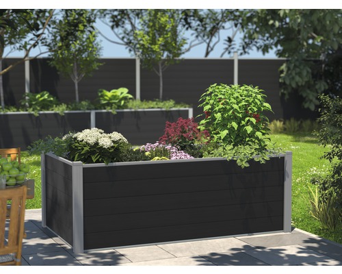 Jardinieră supraînălțată din plastic cu diverse plante în grădină