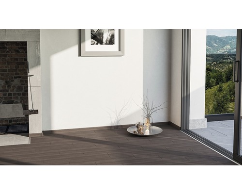 Interior cu podea din lemn închis la culoare, decorațiuni și vedere spre exterior