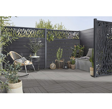 Spațiu exterior amenajat cu paravan de intimitate, zonă de relaxare și plăci de pardoseală