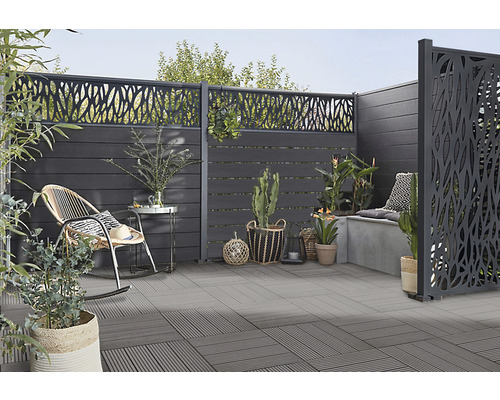 Spațiu exterior amenajat cu paravan de intimitate, zonă de relaxare și plăci de pardoseală