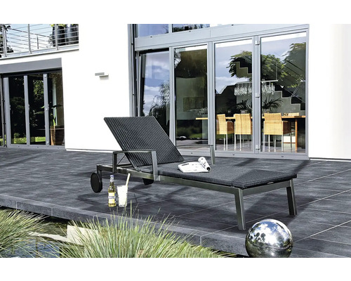 Scenă de grădină cu șezlong pe terasă