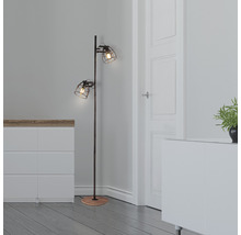 Lampă de podea cu două lumini în design industrial într-o cameră luminoasă