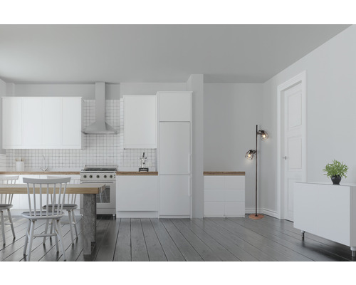 Bucătărie luminoasă cu dulapuri albe, masă și lampă de podea