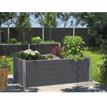 Jardinieră înaltă din material compozit din lemn cu plante în grădină