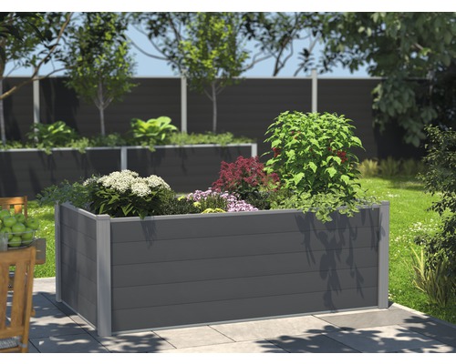 Jardinieră înaltă din material compozit din lemn cu plante în grădină