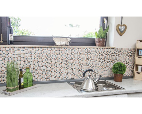 Scenă de bucătărie cu perete cu mozaic, plită și decorațiuni