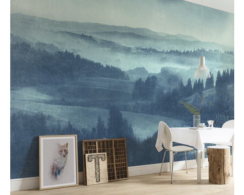 Cameră de locuit cu fototapet cu peisaj montan, masă de sufragerie și decorațiuni
