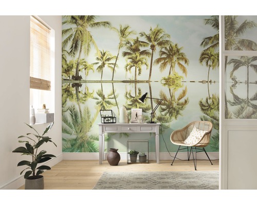 Cameră de zi cu fototapet cu motiv palmieri, birou și scaun