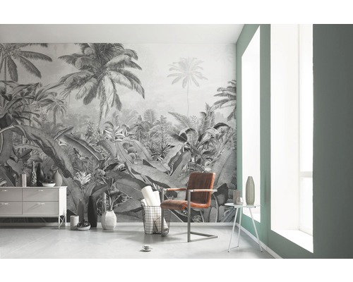 Cameră de zi cu fototapet cu motiv de junglă, comodă, scaun și decorațiuni