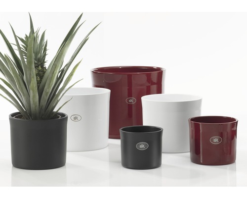 Jardiniere ceramice de diferite culori și dimensiuni