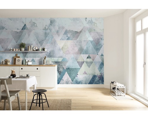 Cameră luminoasă cu masă de bucătărie și tapet geometric cu triunghiuri