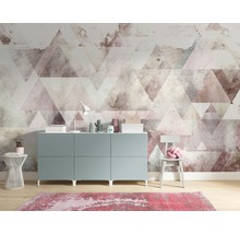 Cameră de zi cu comodă, scaun, covor și fototapet cu model geometric triunghiular