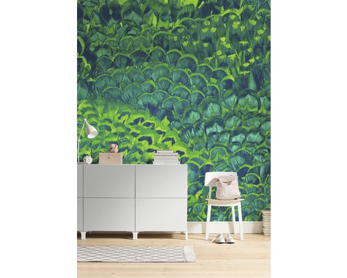 Cameră de zi cu tapet verde cu model de pene, dulap și scaun