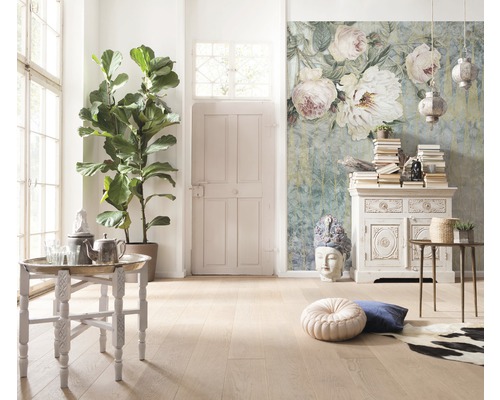 Cameră luminoasă cu plantă de interior, comodă, masă și fototapet floral