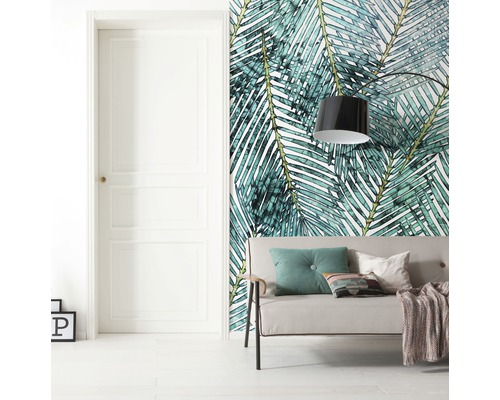 Cameră de zi cu ușă, canapea și tapet de perete cu model de frunze de palmier