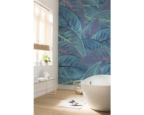 Baie cu cadă, fereastră și tapet de perete cu motiv de frunze