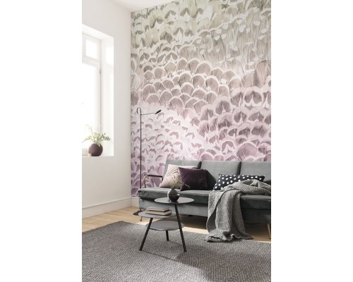 Sufragerie cu tapet cu pene, canapea și covor