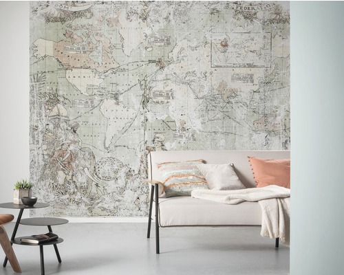 Cameră de zi cu tapet cu hartă a lumii, canapea și măsuțe laterale