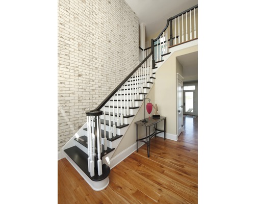 Casa scării cu scară din lemn și perete decorativ din cărămidă