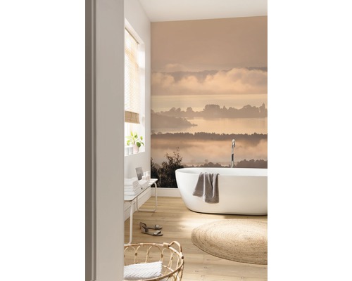 Baie modernă cu cadă independentă, tapet cu model și podea din lemn.