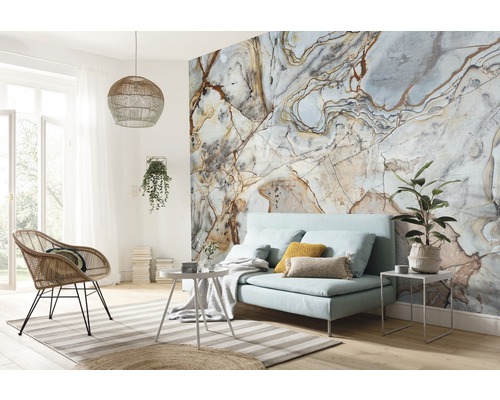 Cameră de zi modernă cu canapea, fotoliu și pictură murală cu aspect de marmură