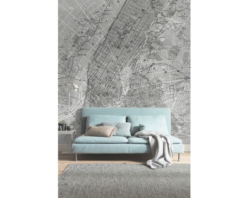 Sufragerie cu canapea, covor și tapet cu model de hartă a orașului