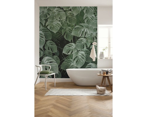 Baie modernă cu tapet cu motiv floral, cadă și podea din lemn