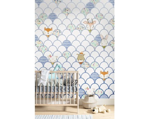 Cameră de copii cu pătuț și tapet cu motive de animale